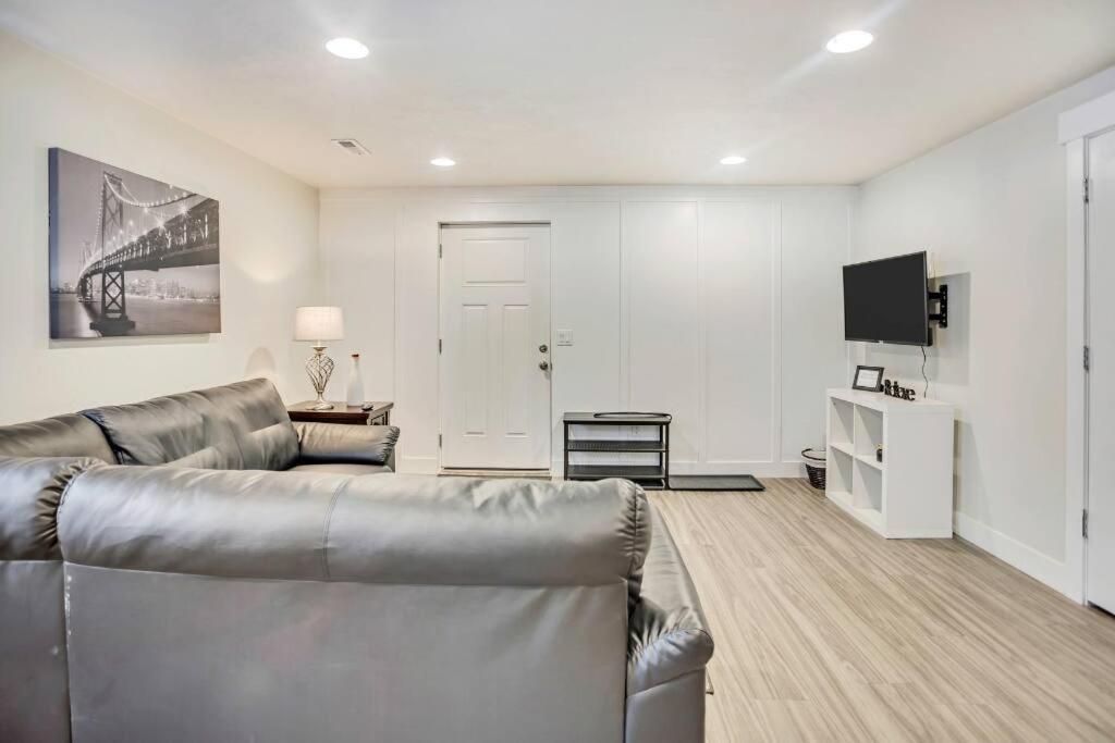 New Furnished 2Bd Apt! Great For Long Stays Vineyard Экстерьер фото